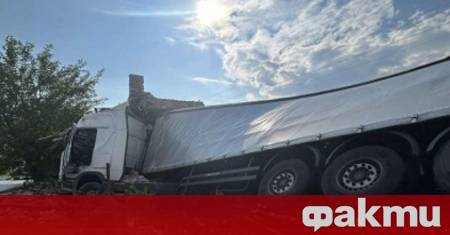 Тежкотоварен камион самокатастрофира на изхода от Елхово посока Лесово Ямболско