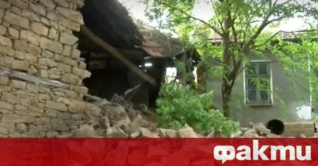 Опасна постройка се срути в ловешкия квартал Гозница като по