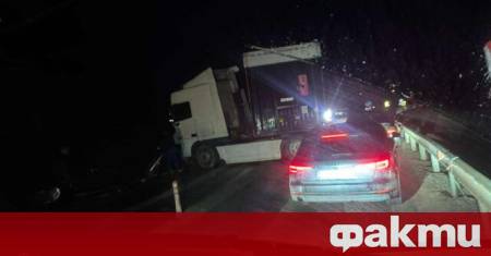 Завъртял се тир блокира движението и в двете посоки при