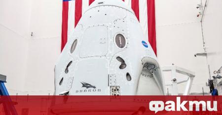 Двама астронавти от НАСА пристигнаха в космическия център във Флорида,