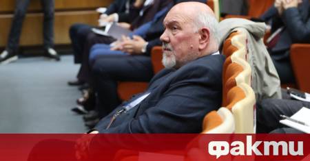 Преструктурирането на правителството на този етап върви първо през маргинализиране