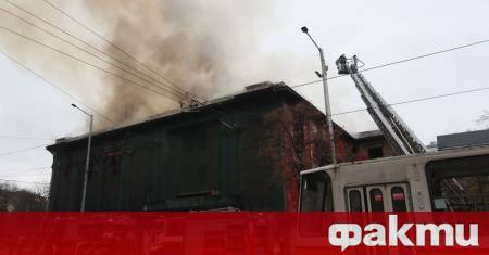 Пожар е избухнал в бившето кино Възраждане в центъра на