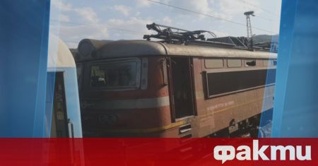 Локомотив на пътнически влак се запали във Врачанско вчера предаде