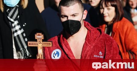25-годишният Димитър Станков от София извади кръста от водите на