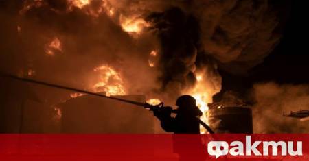 Двама души са ранени и най малко пет частни домове