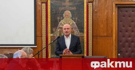 Журналистът и документалист Георги Тошев обяви че е защитил докторската