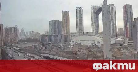 Трима души бяха ранени а близо 130 автомобила останаха затрупани