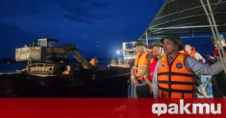 Туристическо корабче се преобърна по време на буря във Виетнам