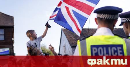 Група маскирани мъже са били сред други хора които се