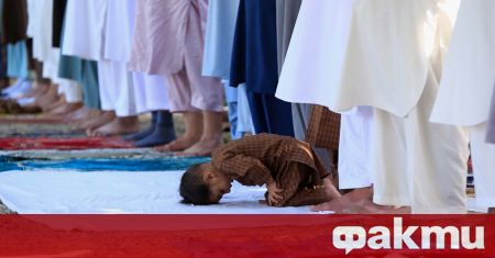 Албанец опита да се самозапали по време на молитва за