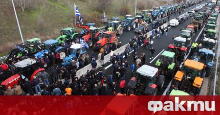 Сблъсъци са започнали между протестиращи земеделци и полицията край град