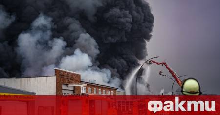 Избухналият вчера огромен пожар който унищожи и частично срути склад