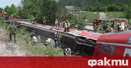 Четирима души загинаха и 30 бяха ранени, когато регионален влак
