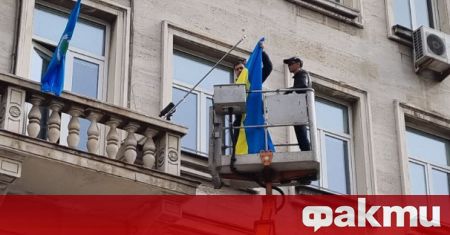 От Възраждане София свалиха знамето на Украйна от сградата