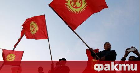 Участници в протестите срещу резултатите от парламентарните избори в Киргизстан
