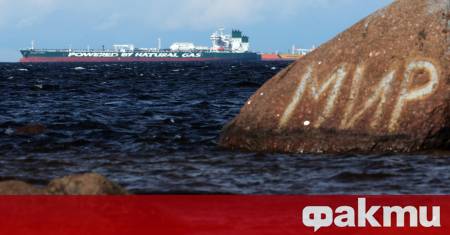 Натоварен догоре огромният петролен танкер Rangler преминава през Балтийско море