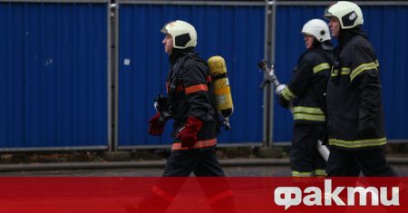Пожарникари свалиха дете от покрив на необитаема сграда във Видин