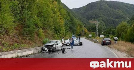 Четирима души пострадаха след челен удар на пътя Банско -