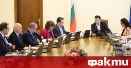 Българският премиер продължава да се движи по ръба, гласува за