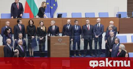 Новият служебен премиер Андрей Гюров и кабинетът му положиха официално