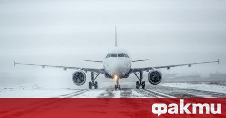 Самолет на латвийската авиокомпания излезе от пътеката за рулиране заради