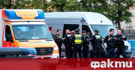 Кристофер Лоренц работи като санитар към Германския Червен кръст При