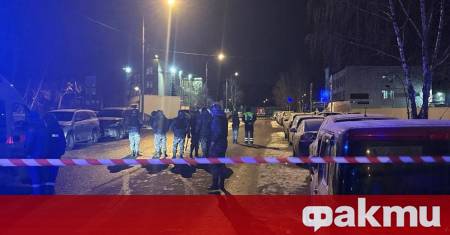 Двама полицаи са сериозно ранени при експлозия близо до полицейски