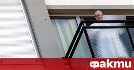 Папа Франциск излезе на балкона на болница Джемели за традиционната