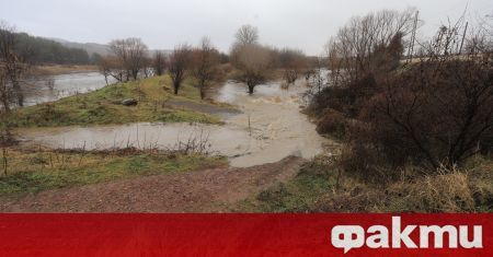 Река Луда Камчия е излязла от коритото си при село