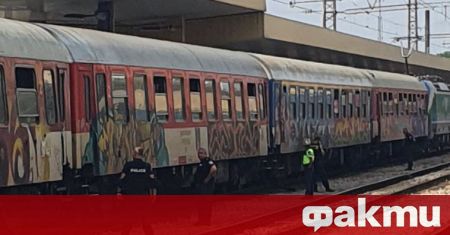 Десетки полицаи с автомати проверяват влака от Бургас за София