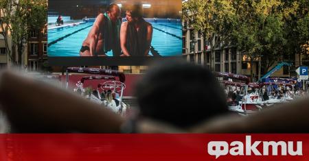 Река Сена в Париж се превърна в кино на открито