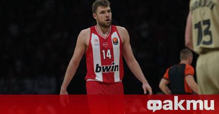 Българският национал Александър Везенков и клубният му тим Олимпиакос отстъпиха