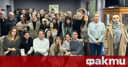 Между екипа и актьорите на Народен театър Иван Вазов и