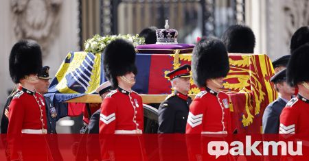 Четирима британски войници в червени и златни парадни униформи заеха