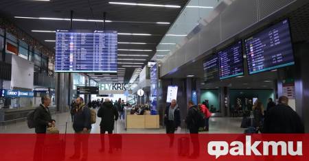 Самолет с туристи се плъзна извън пистата и заседна в