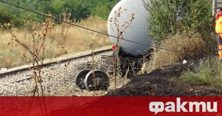 Товарен влак с цистерни гори край село Пясъчево близо до