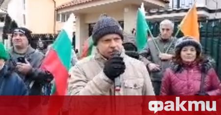 Десетки хора със знамена протестират пред дома на премиера Бойко