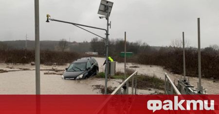 Заради огромно количество вода на пътното платно е затворен участъкът