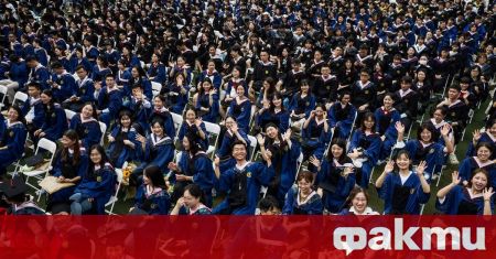 Над 11 000 китайски студенти с тоги и четвъртити шапчици