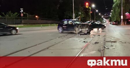 Два автомобила се удариха снощи на кръстовището на булевардите Черни