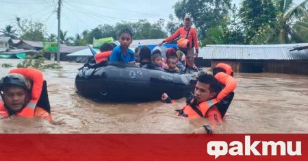Свлачища и наводнения убиха 13 души, след като проливен дъжд