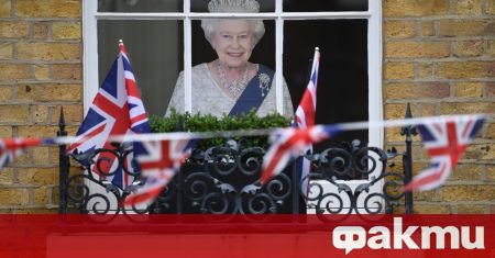 Какво носи кралица Елизабет Втора в малката си чантичка? Забавен