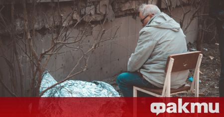 A Heartbreaking Scene: Ukrainian Grandfather Mourns Granddaughter Killed by Russian Missile Attack on Day of the Child