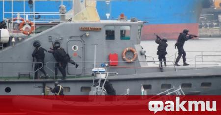 Пред Морска гара Варна военнослужещи от Военноморските сили извършиха демонстрация