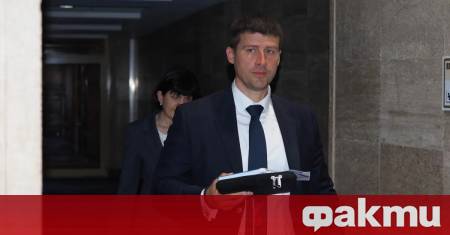 При разминаване в коридора на парламента лидерът на ДПС Ново начало