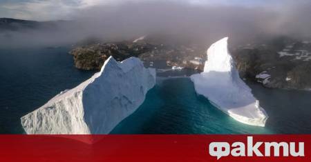 Огромният айсберг се е разделил на две части и е