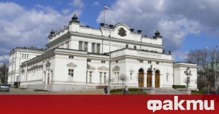 Най голямата парламентарна група ГЕРБ СДС внесе в деловодството на парламента проекторешение