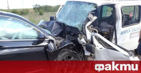Челен удар между два леки автомобила временно затвори пътя между