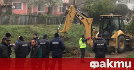 Община Стара Загора започна принудително събаряне на незаконни цигански постройки
