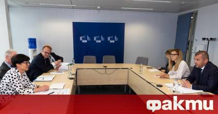 Министърът на външните работи Велислава Петрова и министърът на транспорта